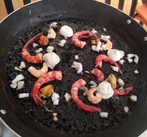 Paella de arroz negro con carabineros - La Proa de Teatinos Málaga