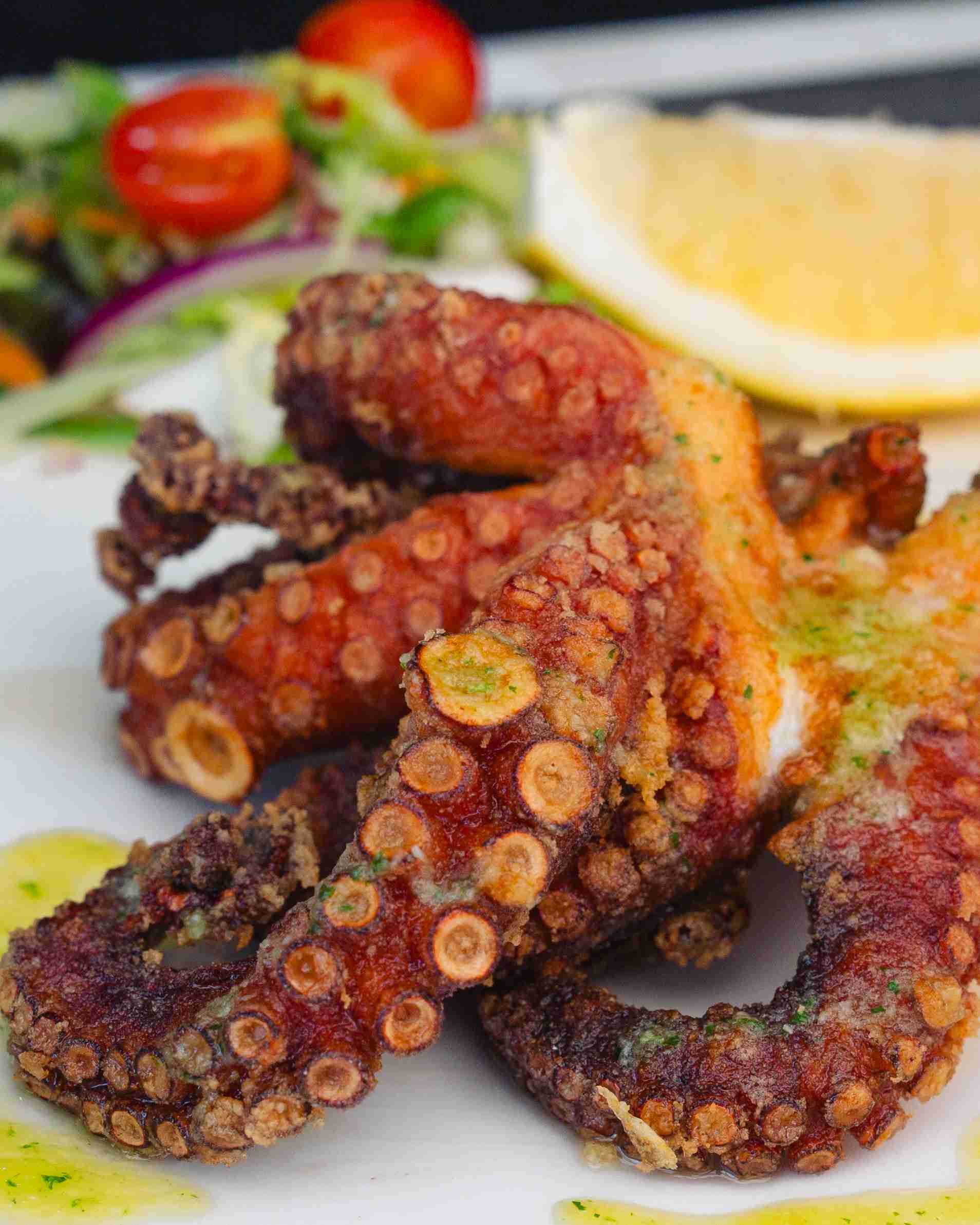 Pulpo flamenco con alioli de ajo negro suave - La Proa de Teatinos Málaga
